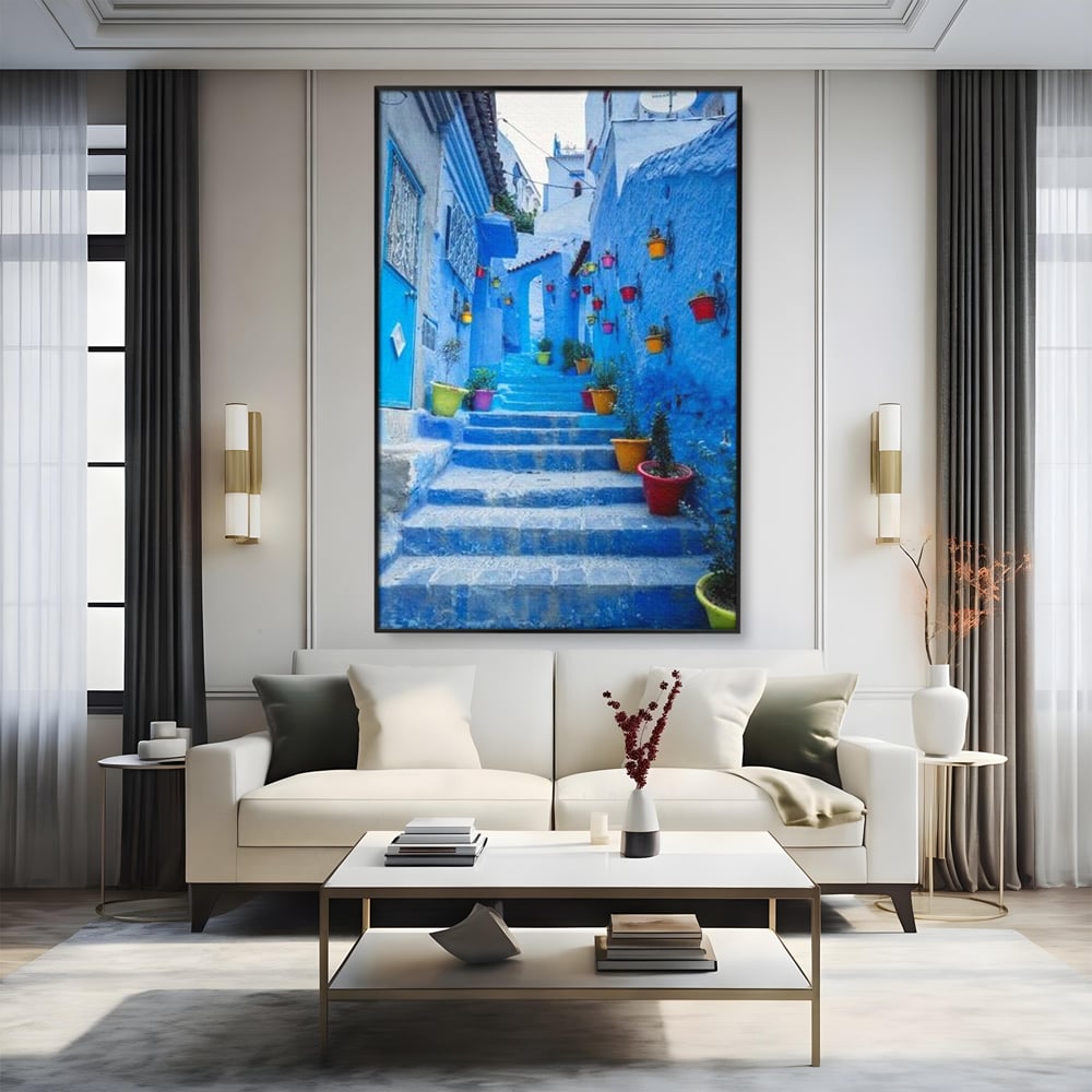 Tablou canvas cu tablou canvas cu straduta albastra din maroc, in rama de aluminiu negru, pe perete intr-un living